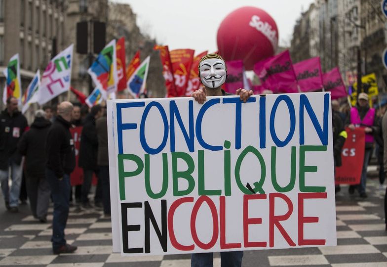 Hollande poddany testowi. Tysiące na ulicach