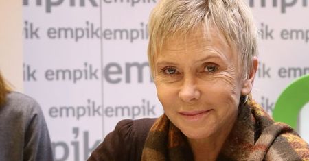 Tygodnik "Rewia" wzrusza się losem Ewy Błaszczyk: "Kupiła kota. Nie takiego zwyczajnego, tylko zwisłouchego, a dokładnie kotkę"