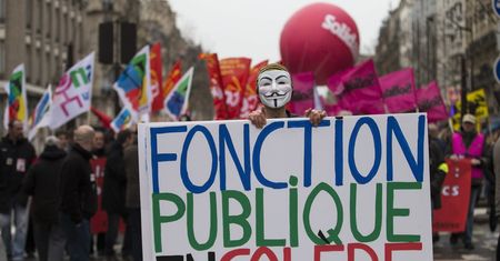 Hollande poddany testowi. Tysiące na ulicach