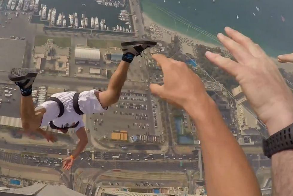 Niesamowite skoki spadochronowe w Dubaju. Kto powiedział, że potrzebny jest samolot?