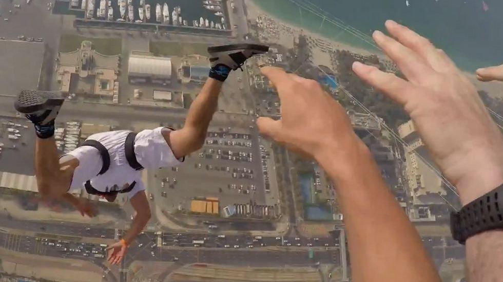 Niesamowite skoki spadochronowe w Dubaju. Kto powiedział, że potrzebny jest samolot? 1