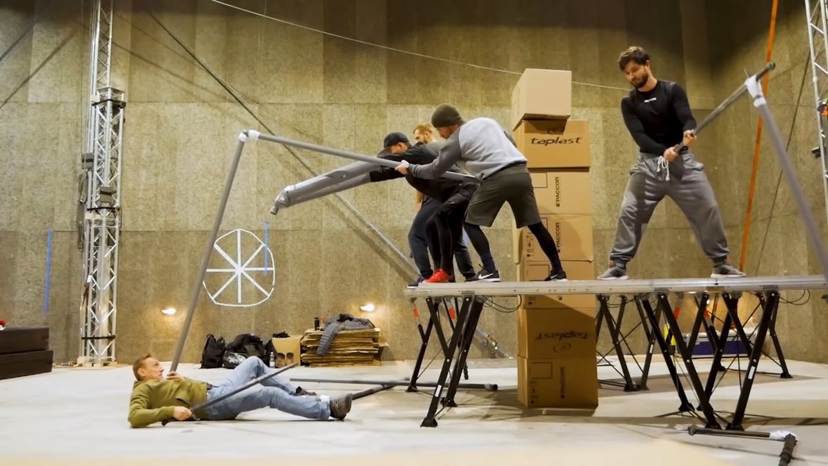 Wiedźmin i otwierająca serial walka z kikimorą. Netflix objaśnia genezę starcia i przedstawia cosplay Renfri 1