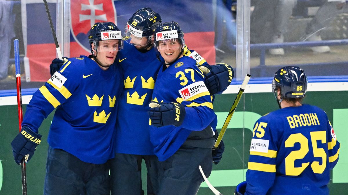 PAP/EPA / LUKAS KABON / Na zdjęciu: hokeiści reprezentacji Szwecji