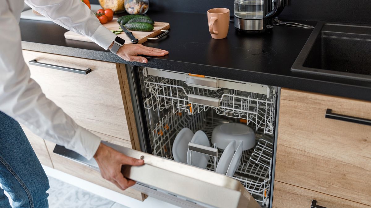 Dlaczego zmywarka nie domywa naczyń? 