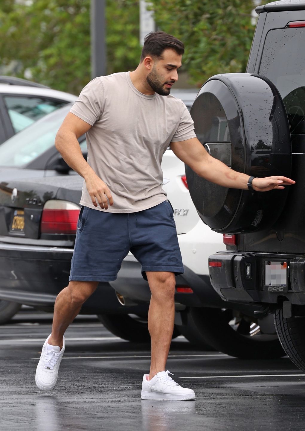 Mąż Britney Spears przebiera się na parkingu. Na jego ciele widać było siniaki