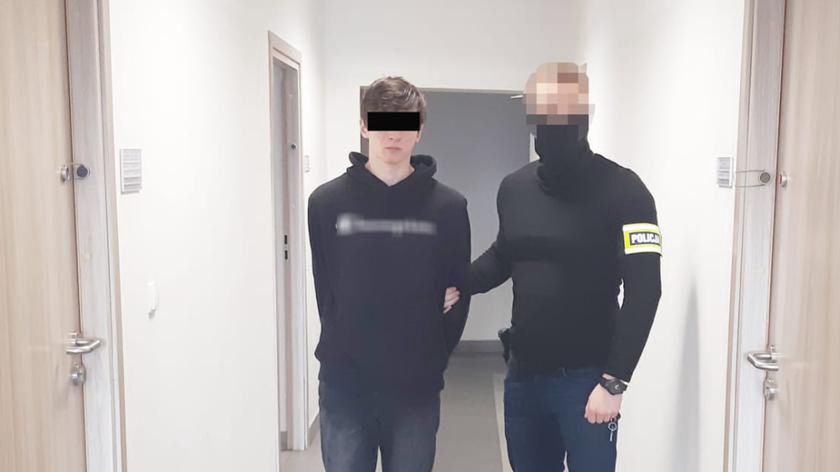 Warszawa. 19-latek w areszcie. Prokuratura stawia mu zarzut usiłowania zabójstwa i rozboju