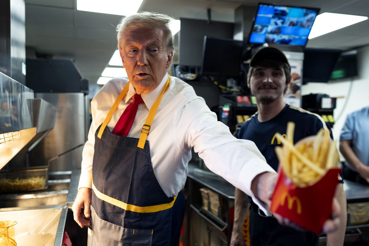 During a visit to a McDonald's restaurant, Donald Trump fried fries for 15 minutes.