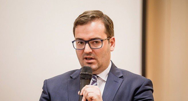 Piotr Maciążek po pół roku żegna się z agencją R4S