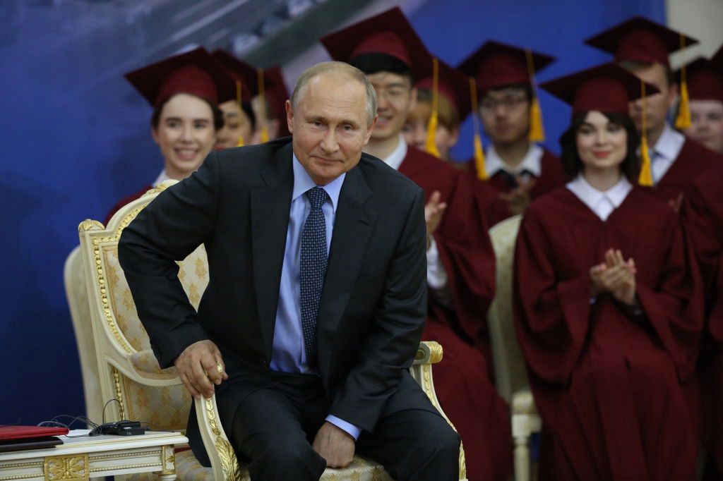 Władimir Putin ze studentami z państwowego uniwersytetu w Petersburgu w 2019 roku