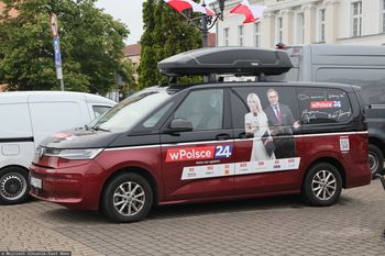 Zbierają na studio z widokiem na Warszawę. Przegrywają z TV Republiką