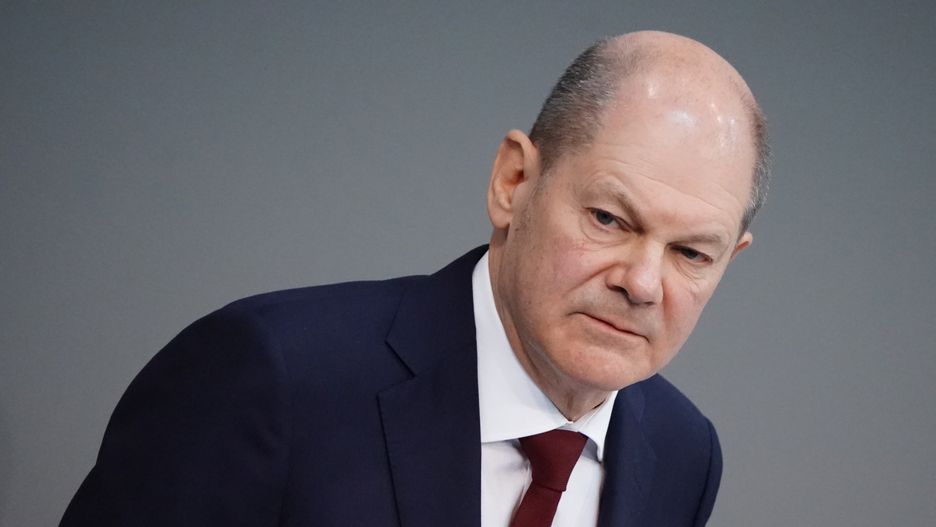 epa09788526 German Chancellor Olaf Scholz delivers a government declaration at the German parliament 'Bundestag' in Berlin, Germany, 27 February 2022. German Chancellor Olaf Scholz is expected to explain himself after a change of course in the Ukraine crisis. The German government on 26 February 2022 decided to deliver anti-tank weapons, Stinger anti-aircraft defense systems and howitzers.  EPA/CLEMENS BILAN Dostawca: PAP/EPA.