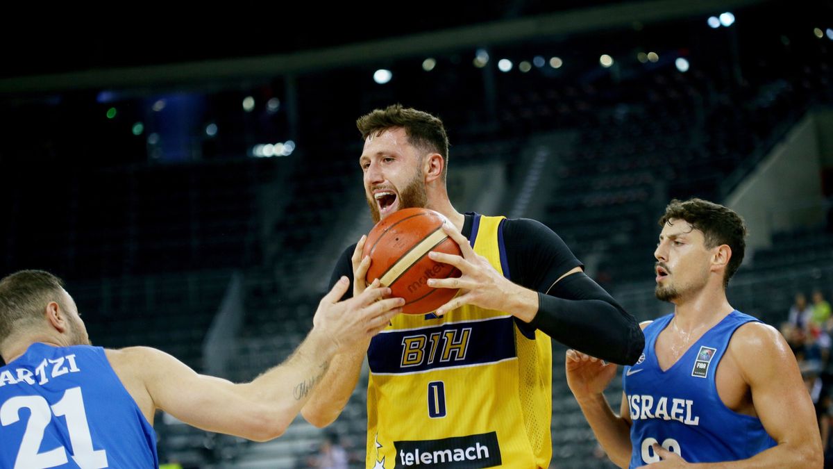 PAP / Zbigniew Meissner / Na zdjęciu: Jusuf Nurkić (przy piłce)