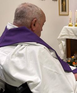 Nowy komunikat Watykanu. Tłumaczą obrzęk na dłoni papieża