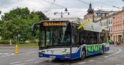Kraków: Autobus utknął na przejeździe. Pasażerowie łamali rogatki