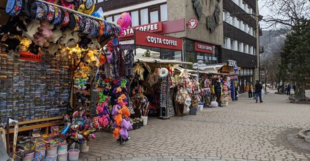 Zakopane. Krupówki zalane tandetą. "Trzeba wymyślać cuda na kiju, bo ciupagi już nie wystarczają "