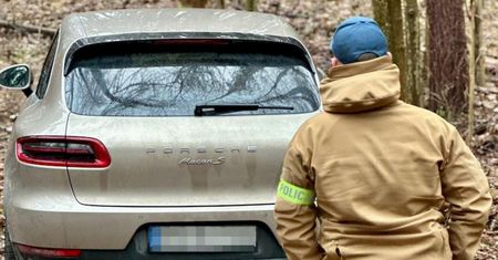 Porzucone porsche w środku lasu. Policjanci szukają sprawców