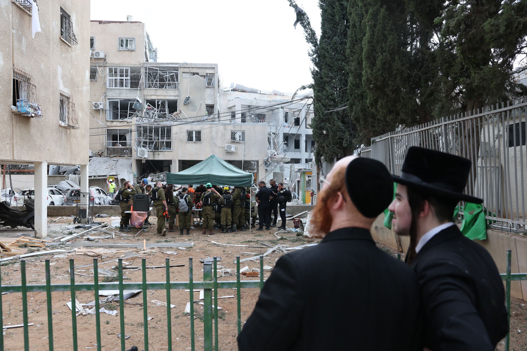 Two Ultra-Orthodox Jewish men stand near a damaged Jewish orthodox girls' school after Iranian ballistic missiles hit Bnei Brak, central Israel, 16 June 2025. Iran launched a barrage of ballistic missiles at Israel overnight in retaliation for Israeli airstrikes on Iranian targets. Magen David Adom (MDA), Israel's national emergency services, reported at least five killed and dozens injured, including some in critical condition. EPA/ABIR SULTAN Dostawca: PAP/EPA.