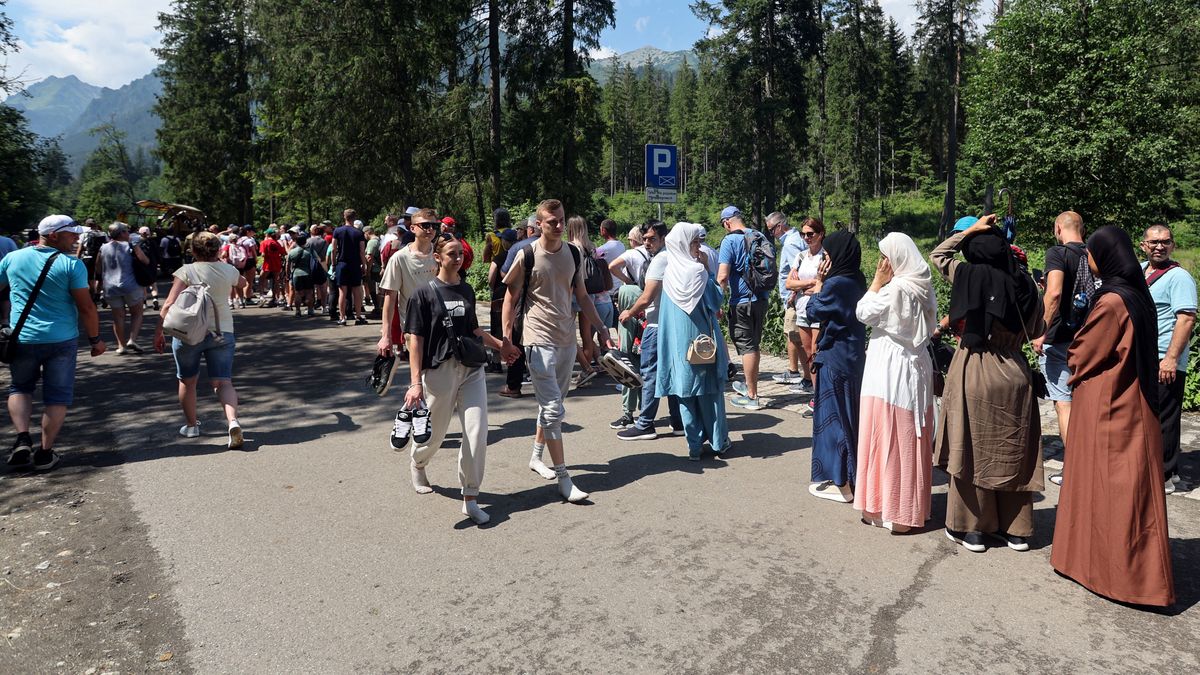 Tatry, 14.07.2024. Turyści na drodze do Morskiego Oka w Tatrach, 14 bm. (jm) PAP/Grzegorz Momot