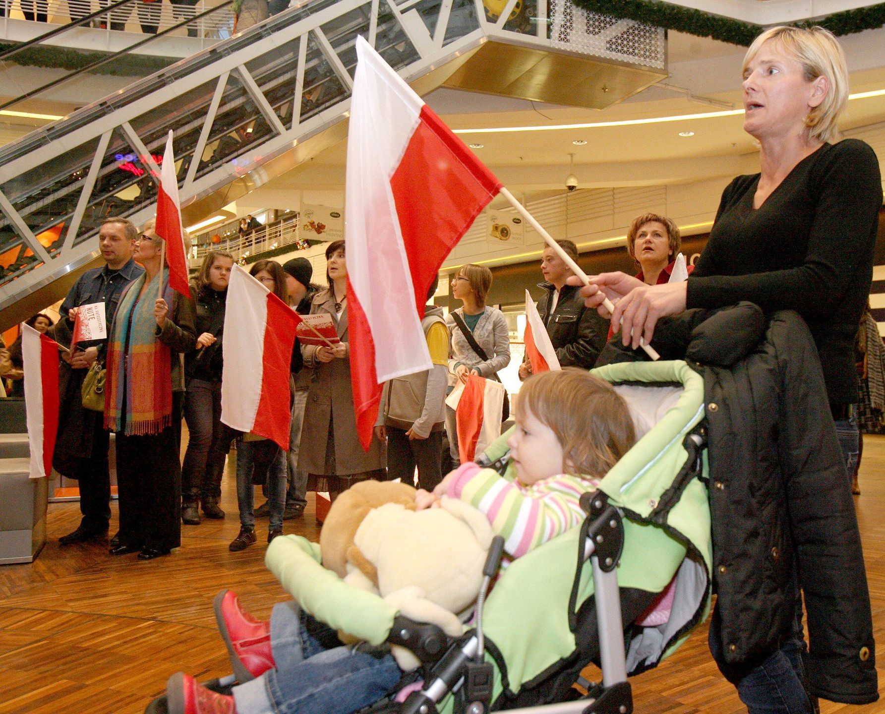 07.11.2009 LODZ. KILKADZIESIAT GARDEL SPIEWAJACYCH NA CALY GLOS MAZURKA DABROWSKIEGO? TAKI BYL FINAL HAPPENINGU, KTORY W SOBOTE W MANUFAKTURZE ZORGANIZOWALI UCZNIOWIE ZSP NR 5 W LODZI. MLODZIEZ ROZDAWALA FLAGI I ZACHECALA, ZEBY WYWIESZALI JE 11 LISTOPADA NA SWOICH DOMACH NZ. LODZ, MANUFAKTURA, FLAGA, SWIETO, NIEPODLEGLOSCI, FLAGI, HYMN, MAZUREK, DABROWSKIEGO FOT KRZYSZTOF SZYMCZAK / POLSKAPRESSE.. *** Local Caption *** LODZ DZIENNIK LODZKI