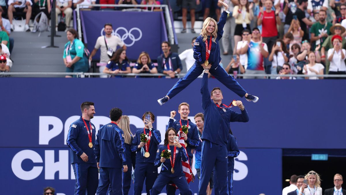 Zdjęcie okładkowe artykułu: Getty Images / Michael Reaves / Na zdjęciu: reprezentacja USA w łyżwiarstwie figurowym podczas ceremonii medalowej na IO Paryż 2024