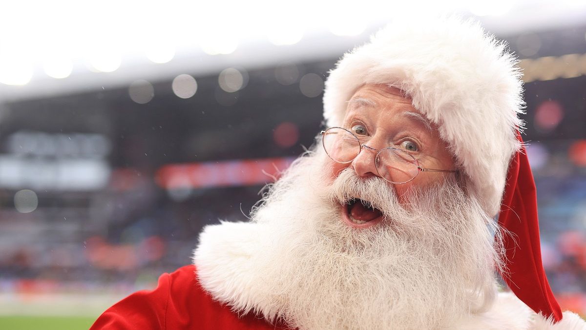 Broda i czerwony strój - nieodłączne elementy Świętego Mikołaja.