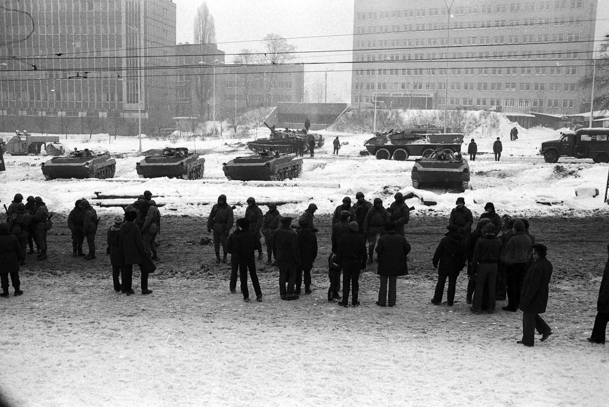 Stan wojenny - 39. rocznica. Czołgi na ulicach Szczecina w grudniu 1981 r. (Jerzy Undro)