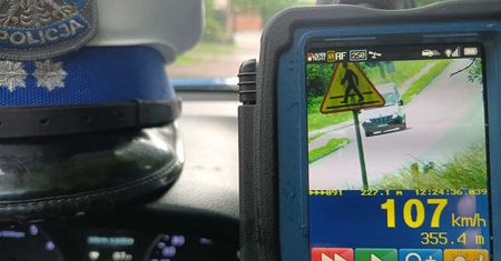 Gnał ponad 100 km/h tuż przed przejściem dla pieszych. Drakońska kara od policji