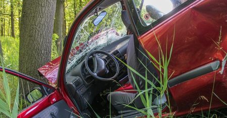 Kupujemy coraz więcej aut po wypadkach. Czym to może grozić?