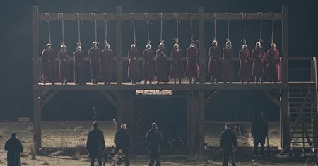 Gilead z "Opowieści Podręcznej". Czym jest i czemu Polki się teraz do niego odwołują? [FELIETON]