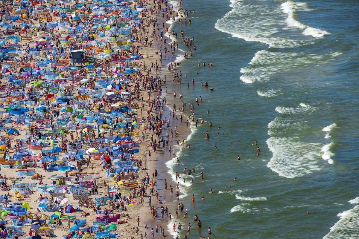 Tak wyglądała plaża we Władysławowie w sobotę 1 sierpnia. Tłumy plażowiczów pomimo epidemii koronawirusa