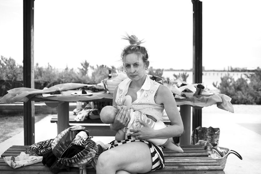 Suzie Blake zaprezentowała emocjonalne portrety karmiących mam 13