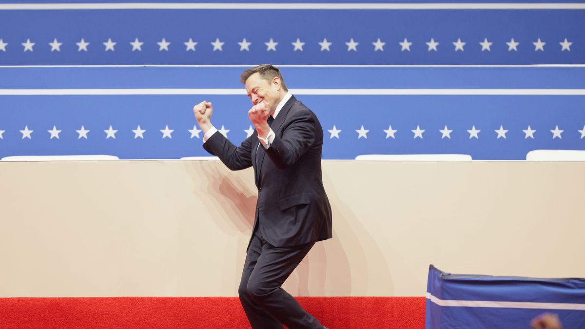 Tesla CEO Elon Musk gestures to the crowds at the Capitol One Arena as he takes the stage during inauguration ceremonies for US President Donald Trump in Washington, DC, USA, 20 January 2025. Trump was sworn in for a second term as president of the United States on 20 January. EPA/ALLISON DINNER Dostawca: PAP/EPA.