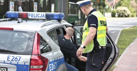 Pijany policjant na drodze. Zatrzymali go obywatele
