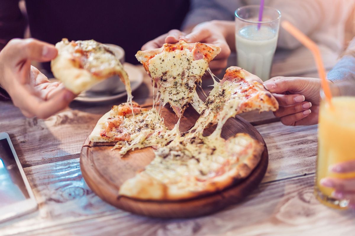 Jak zrobić pizzę bez drożdży? Sposób jest naprawdę prosty i skuteczny.