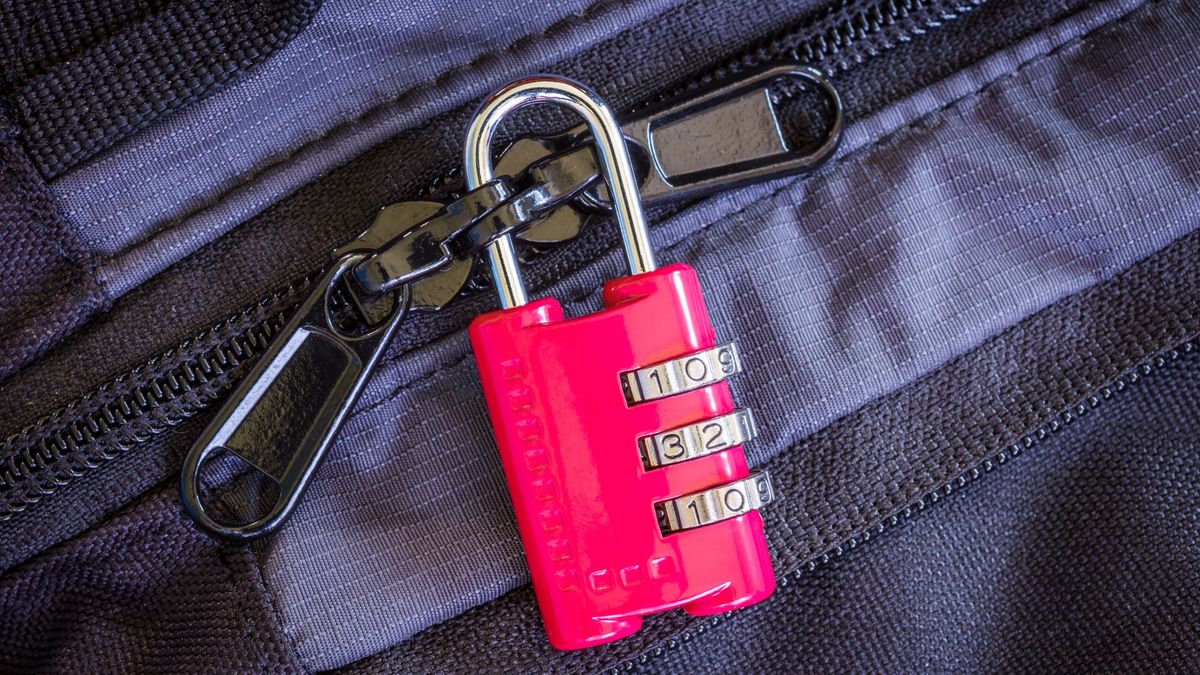 Kłódka na bagażu może zachęcić potencjalnych złodziei do włamania 