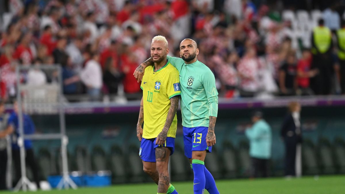 Zdjęcie okładkowe artykułu: PAP/EPA / Neil Hall  / Na zdjęciu: Neymar i Dani Alves