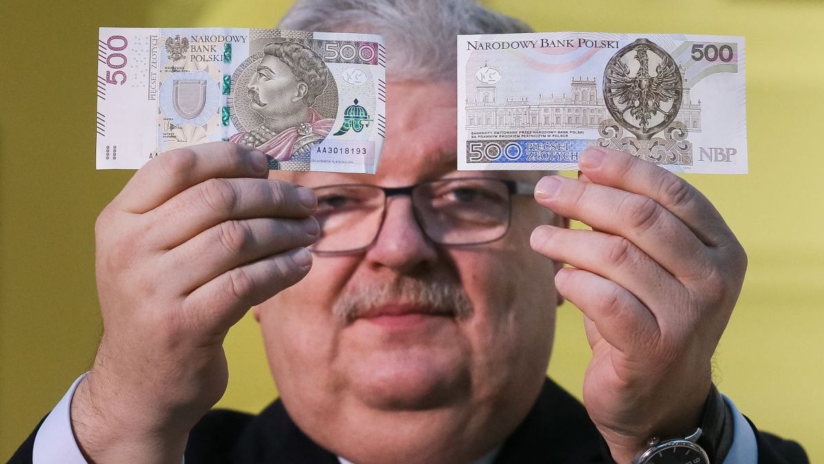 Członek zarządu NBP Jacek Bartkiewicz prezentuje banknot o nominale 500 zł