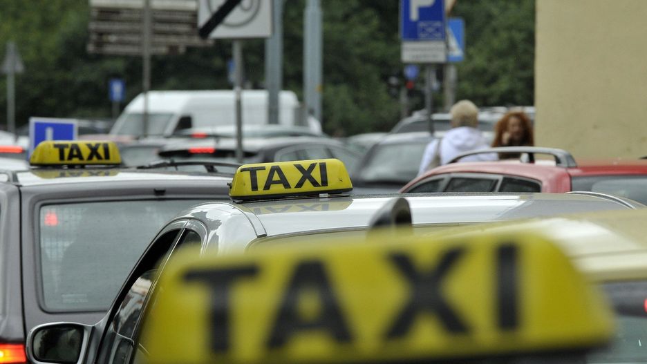 W ostatnich sześciu miesiącach nad Wisłą zarejestrowano 628 nowych działalności taksówkarskich, a w tym czasie z rejestru wykreślono ich ponad 1,6 tys.