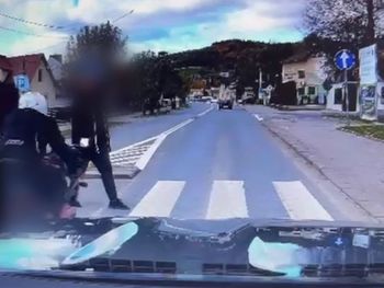 Łącko: Motocyklista z zakazem wjechał w pieszego na przejściu