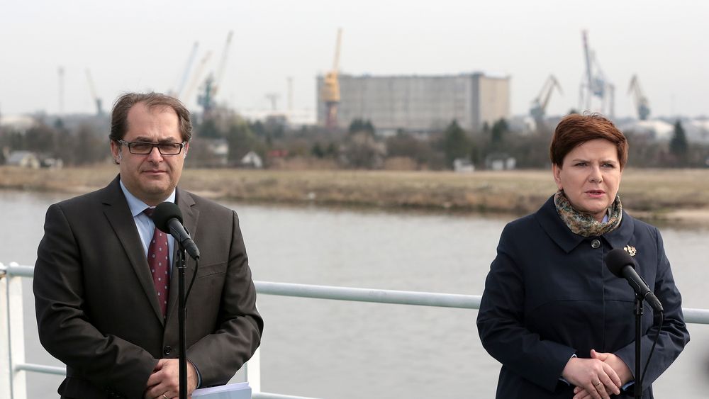 Premier Beata Szydło i minister gospodarski morskiej Marek Gróbarczyk