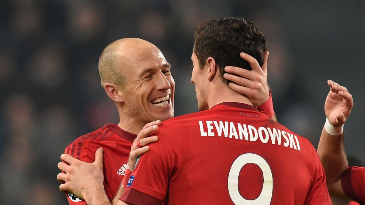 Robben (z lewej), Lewandowski (nr 9)