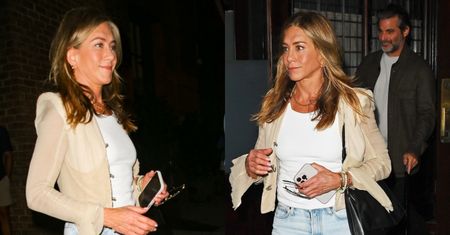 Zadowolona Jennifer Aniston wychodzi z nowojorskiej restauracji przyodziana w "japonki". Towarzyszył jej NOWY UKOCHANY