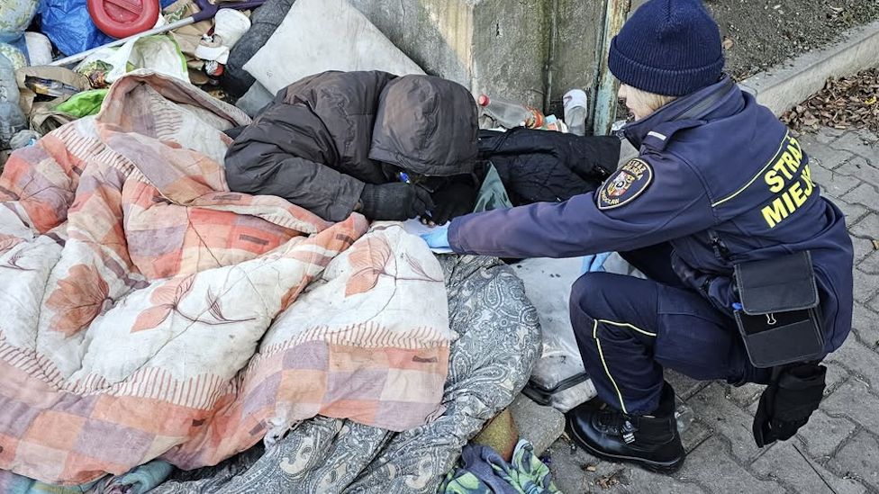 Wrocławscy strażnicy miejscy pomagaja osobom w kryzysie bezdomno