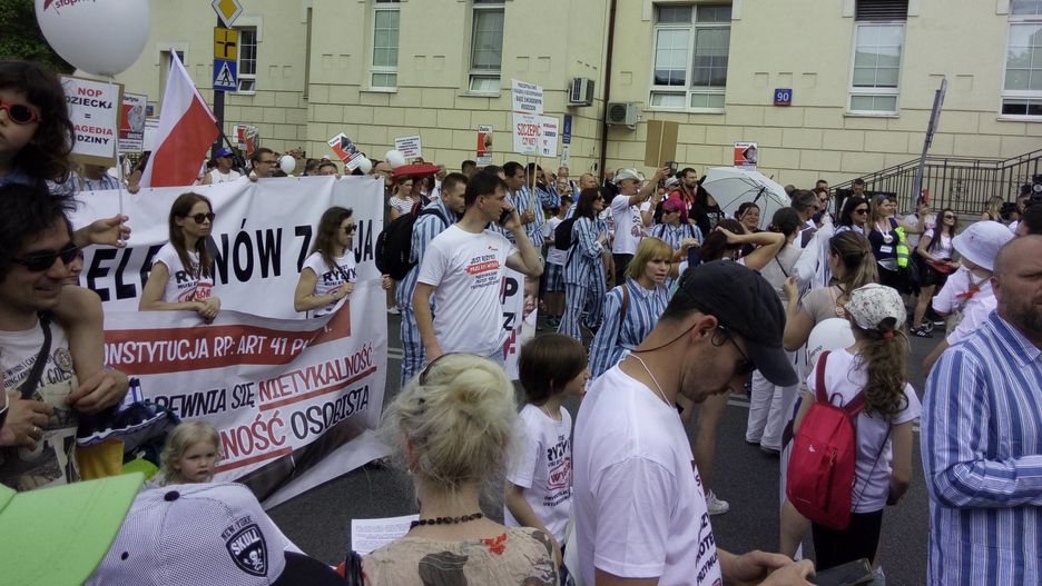 Demonstracja antyszczepionkowców w Warszawie. Podobne poglądy reprezentuje część polityków z rządzącej koalicji (Wikimedia Commons) 