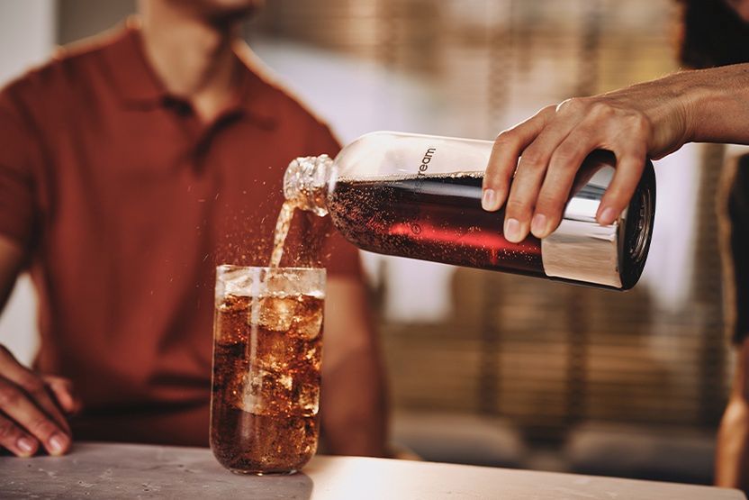 Nalewanie napoju gazowanego SodaStream do szklanki 