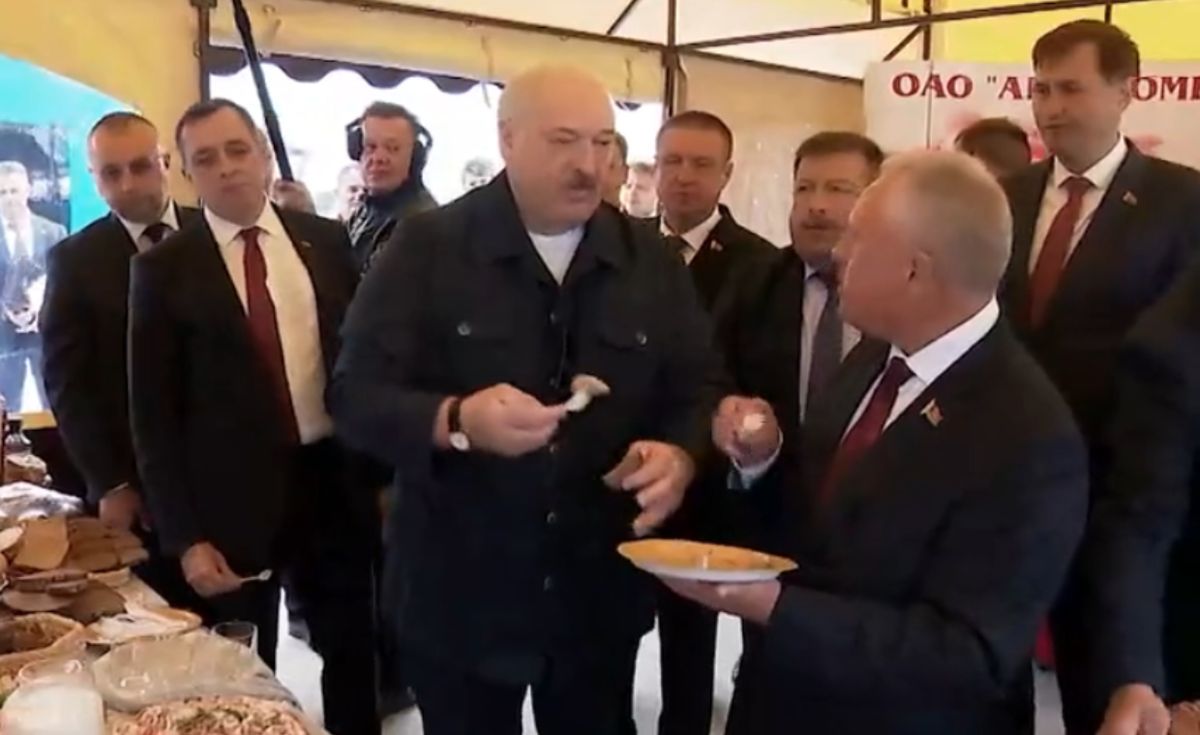Alaksandr Łukaszenka podczas degustacji rzekomo polskich flaków