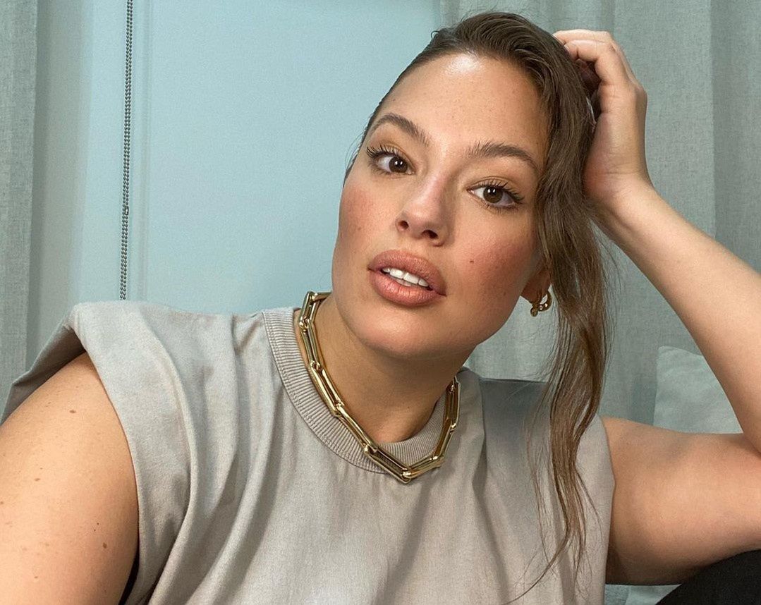 Odważne fotografie Ashley Graham. Pokazała, jak wygląda brzuch po ciąży