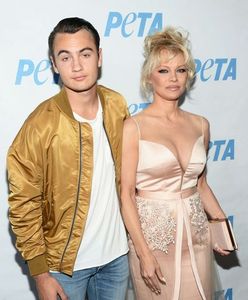 "Słoneczny patrol": Pamela Anderson z przystojnym synem na salonach