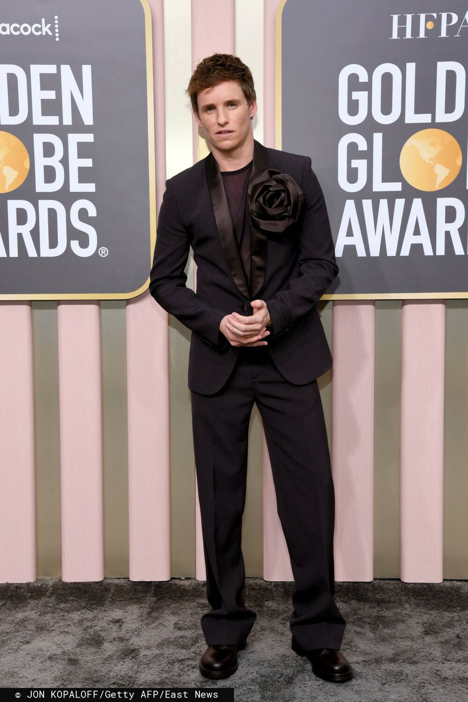 Eddie Redmayne – Złote Globy 2023, garnitur: Hannah Bagshawe