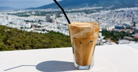 Frappe - historia, przepis, z czym podawać, kalorie